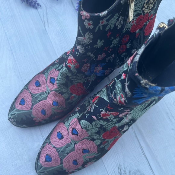 One of a kind show stopper Boots - Picture 3 of 11